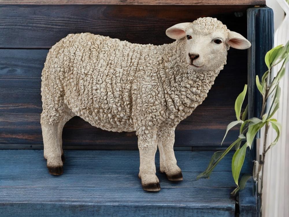 Dekoration für Frühling und Ostern: Naturgetreues stehendes Schaf, 43 cm